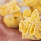 Saccottini au jambon cru — pâtes fraîches italiennes servies à la coupe au marché