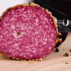 Salame Finocchiona — charcuterie italienne servie à la coupe au marché