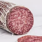 Salami Milano — charcuterie italienne servie à la coupe au marché