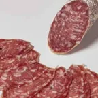 Salami Nostrano — charcuterie italienne servie à la coupe au marché