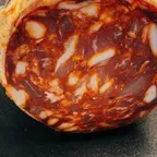 Salami piquant — charcuterie italienne servie à la coupe au marché