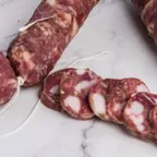 Salami sicilien — charcuterie italienne servie à la coupe au marché