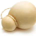 Scamorza blanche / fumée — fromage italien servi à la coupe au marché