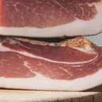 Speck — charcuterie italienne servie à la coupe au marché