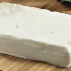 Stracchino — fromage italien servi à la coupe au marché