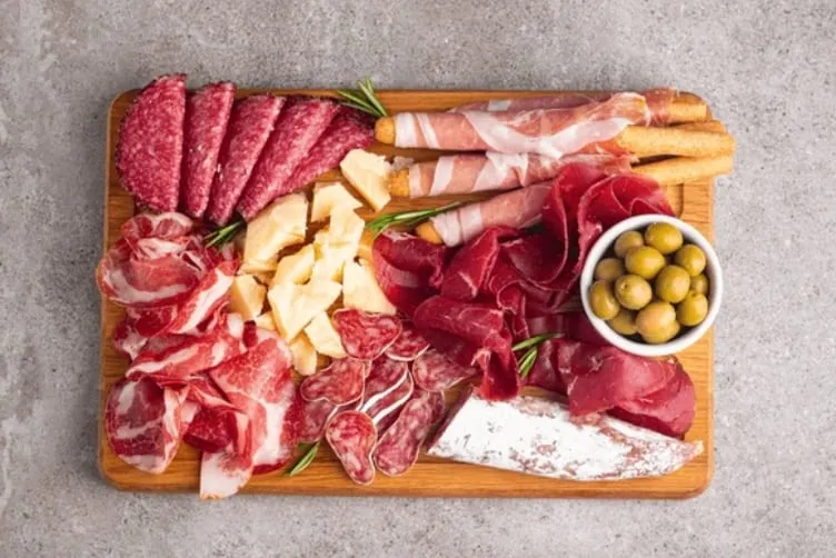 Panier La table italienne — assortiment de charcuteries, deux fromages, antipasti, conseils de présentation