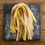 Tagliatelle — pâtes fraîches italiennes servies à la coupe au marché