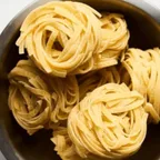 Tagliolini — pâtes fraîches italiennes servies à la coupe au marché