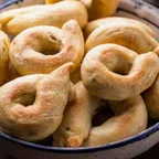 Taralli — spécialité italienne servie au marché