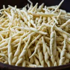 Trofie, orecchiette — pâtes fraîches italiennes servies à la coupe au marché